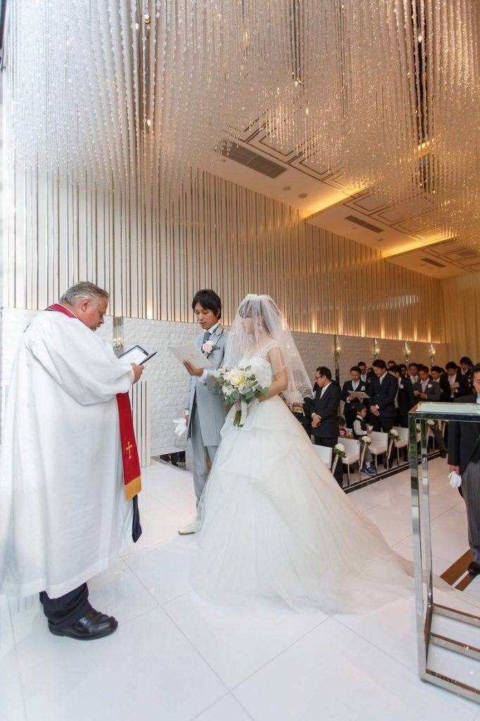 シャルマンシーナ東京での結婚式レポ 思い出の結婚指輪で誓うキリスト教式 美花嫁図鑑 Farny ファーニー お洒落で可愛い花嫁レポが満載 Byプラコレ