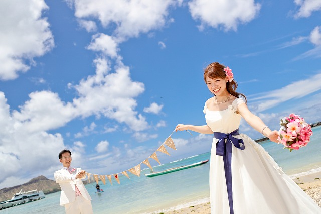 結婚式】ガーランドを使うとオシャレな写真が叶う！前撮りアイデア26選