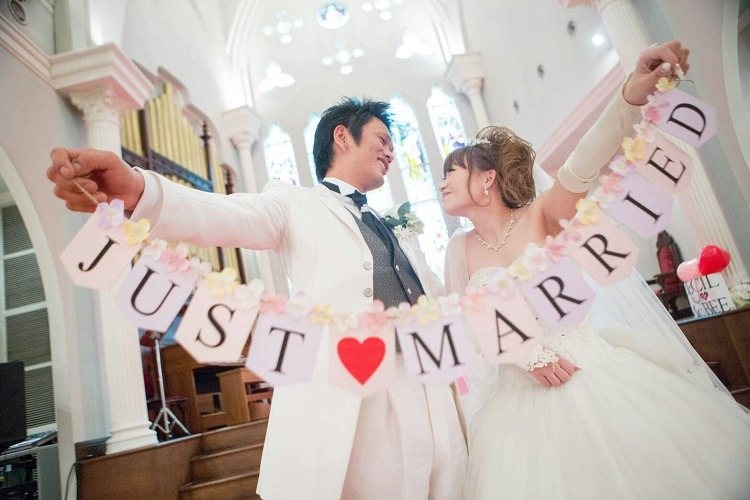 結婚式】ガーランドを使うとオシャレな写真が叶う！前撮りアイデア26選 | 美花嫁図鑑  farny(ファーニー)｜お洒落で可愛い花嫁レポが満載！byプラコレ