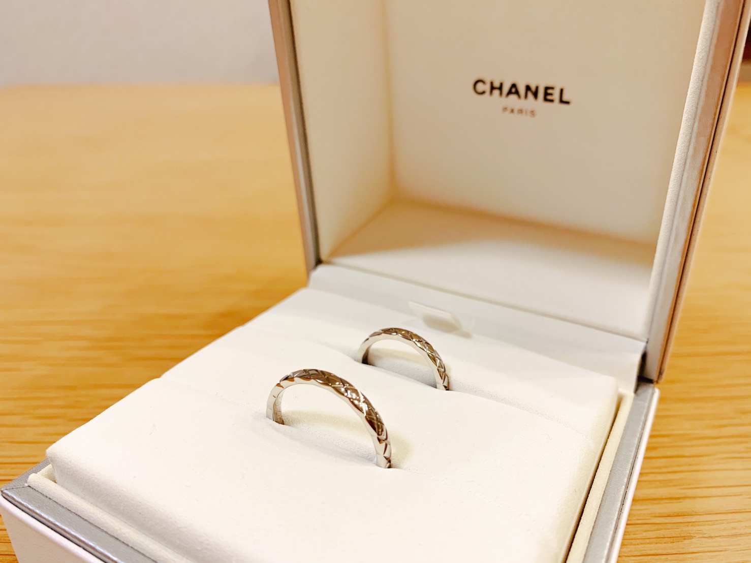 結婚指輪は大好きなブランド"CHANEL"に💍男性も使いやすいシンプルでお洒落なデザインに大注目♡ | 美花嫁図鑑 farny(ファーニー