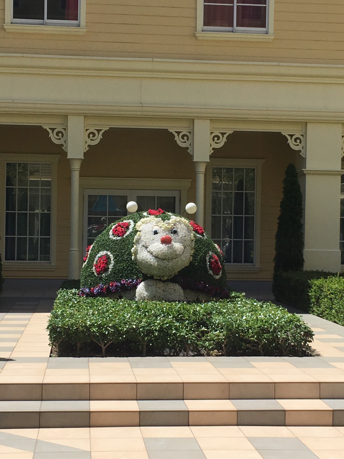 プロポーズの場所は東京ディズニーランドホテルの中庭で 口数の少ない彼からのプロポーズに感動の涙が 美花嫁図鑑 Farny ファーニー お洒落で可愛い花嫁レポが満載 Byプラコレ