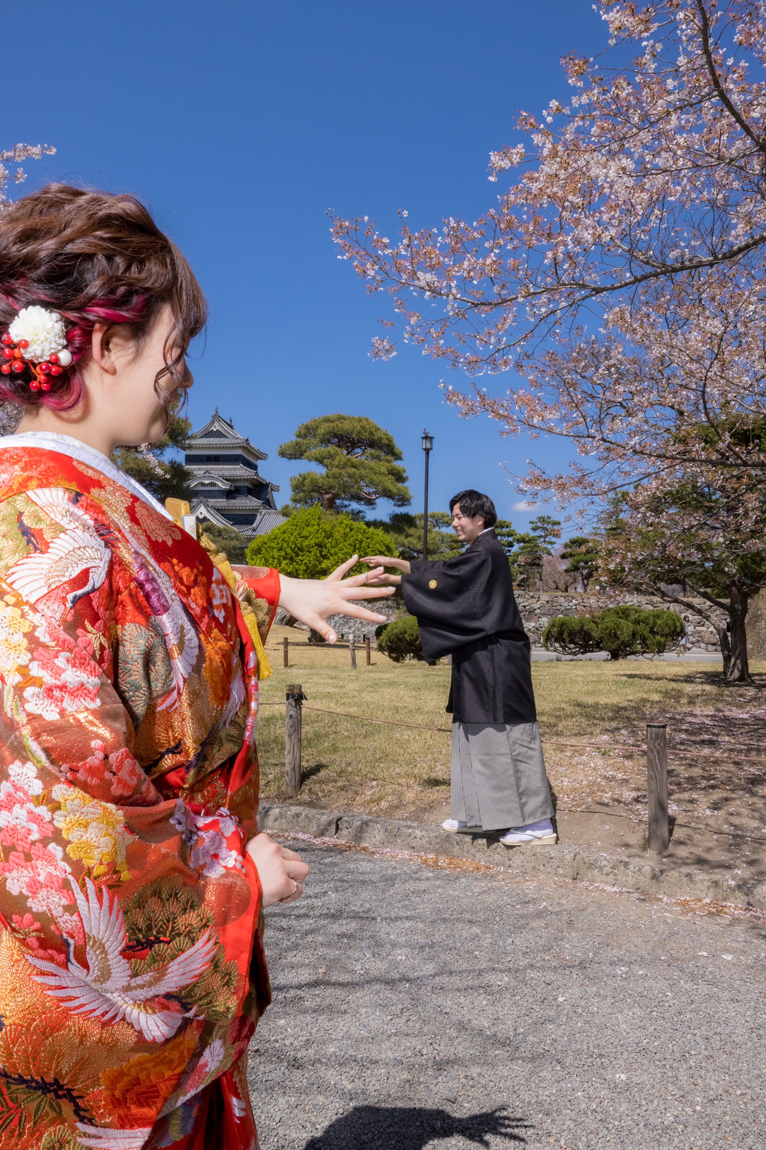 桜満開のお城での前撮り撮影 面白い遠近法フォトもチェック 美花嫁図鑑 Farny ファーニー お洒落で可愛い花嫁レポが満載 Byプラコレ