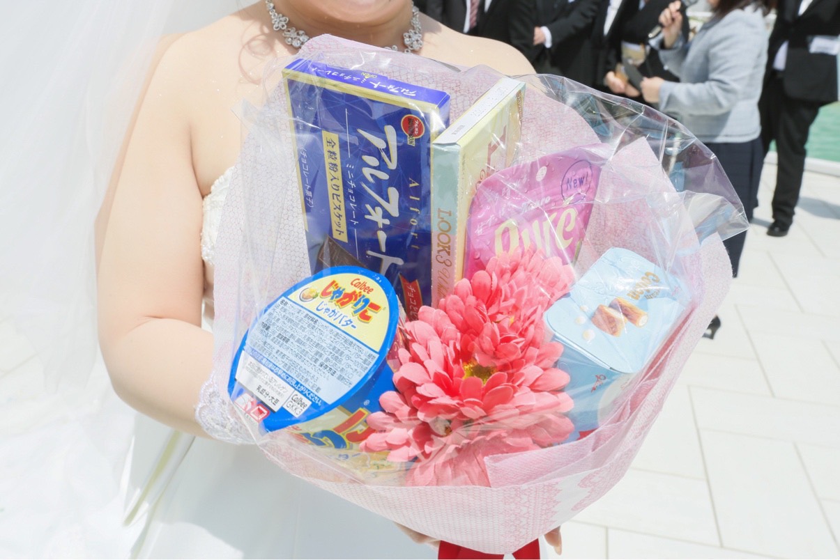 装花の費用節約の為に ブーケトスはお菓子トスに ゲストも大盛りあがり 美花嫁図鑑 Farny ファーニー お洒落で可愛い花嫁レポが満載 Byプラコレ