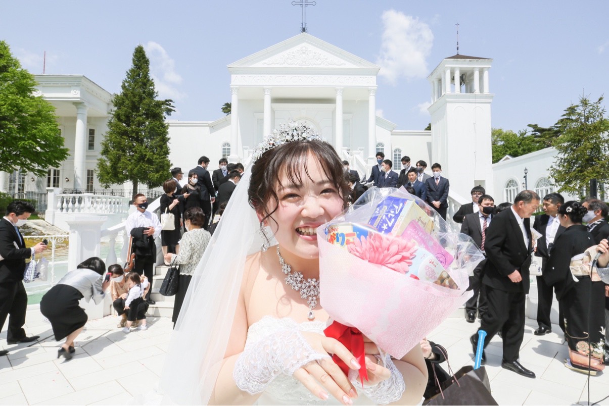 装花の費用節約の為に ブーケトスはお菓子トスに ゲストも大盛りあがり 美花嫁図鑑 Farny ファーニー お洒落で可愛い花嫁レポが満載 Byプラコレ