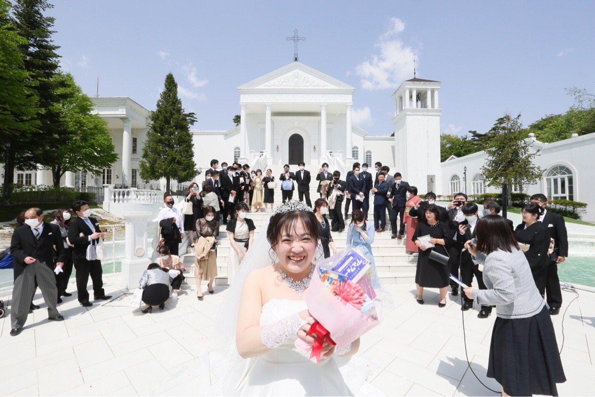 装花の費用節約の為に ブーケトスはお菓子トスに ゲストも大盛りあがり 美花嫁図鑑 Farny ファーニー お洒落で可愛い花嫁レポが満載 Byプラコレ